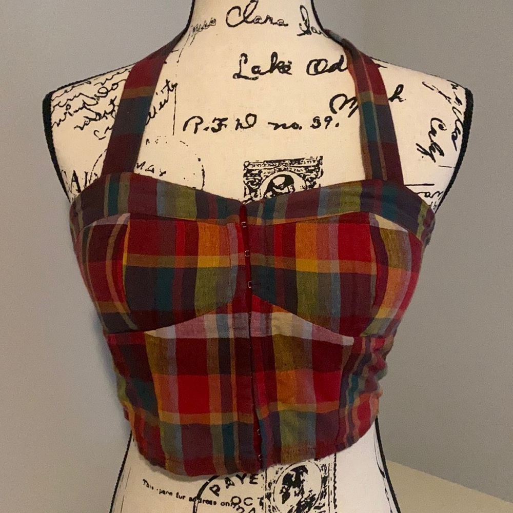 Cropped halter neck